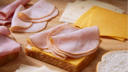 People are just finding out how sliced ham is really made: 'I can’t eat anything anymore!'