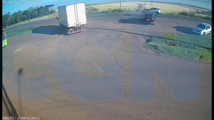 Vídeo mostra momento em que BMW é violentamente atingida por Golf na BR-277