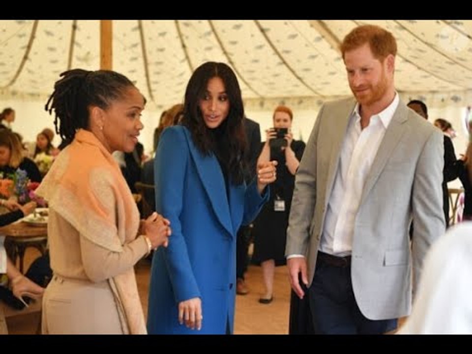 Meghan Markle : Sa discrète maman Doria Ragland très chic pour poser avec un clan bien célèbre et