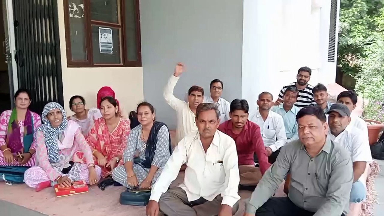 राजस्वकर्मियों ने शुरू की पेन डाउन हड़ताल
