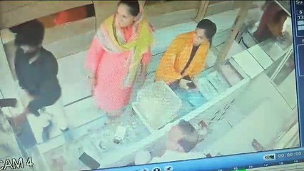 हेलमेट पहनकर आए बदमाश, इस तरह की व्यापारी पर फायरिंग
