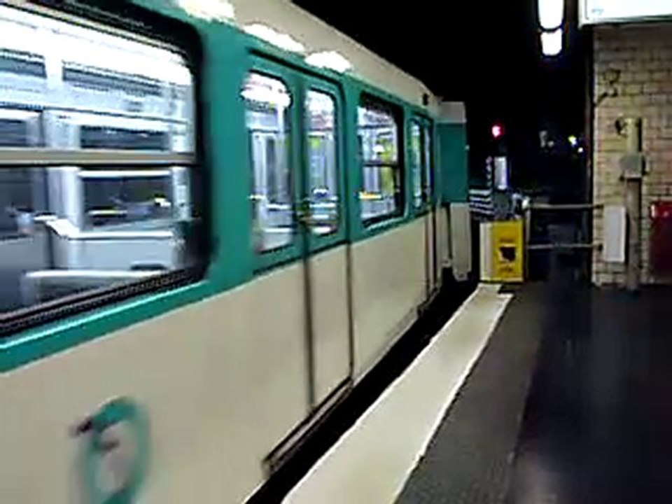 MF67 : Manoeuvre à la station Porte Dauphine sur la ligne 2 du métro parisien