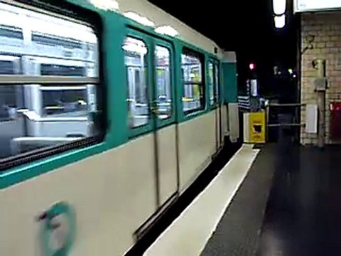 MF67 : Manoeuvre à la station Porte Dauphine sur la ligne 2 du métro parisien