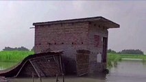 पश्चिमी चंपारण: गजना बैसिया गांव में घरों में घुसा बाढ़ का पानी, लोगों में दहशत