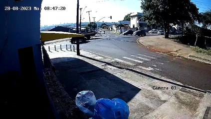 Colisão entre Astra e moto é registrada por câmera no Santa Cruz