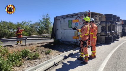 Un grupo de terneros escapa de un camión después de que este volcase