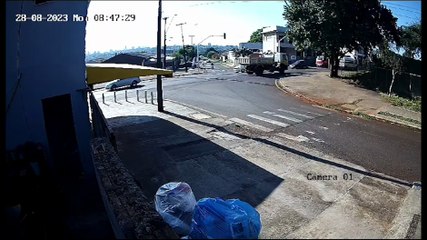 Colisão entre Astra e moto é registrada por câmera no Santa Cruz