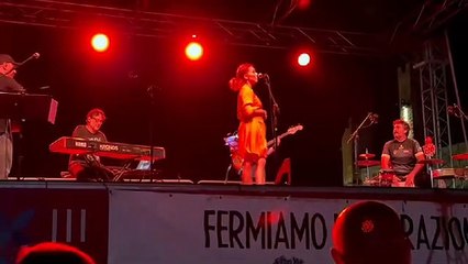 #tirissiNO”, Manutsa si spoglia al Canta e Cunta per protesta contro lo stupro