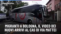 Migranti a Bologna, il video dei nuovi arrivi al Cas di via Mattei