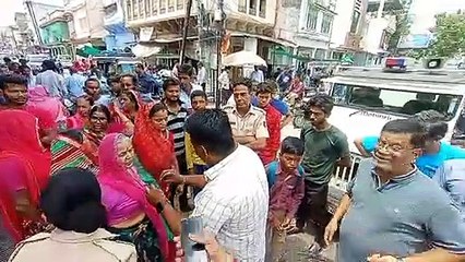 एक माह से नहीं आ रहा पानी का प्रेशर, लगाया जाम, जताया आक्रोश