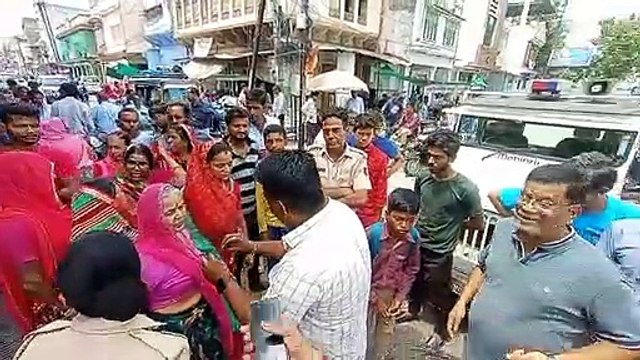 एक माह से नहीं आ रहा पानी का प्रेशर, लगाया जाम, जताया आक्रोश