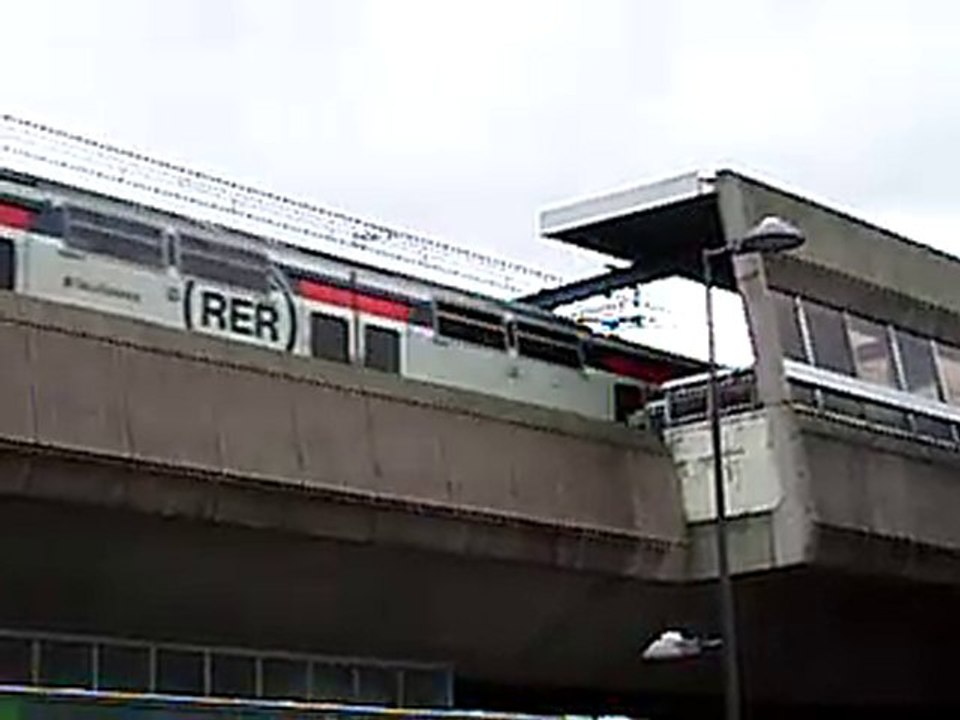 MI2N Départ de la gare de Neuilly Plaisance sur la ligne A du RER