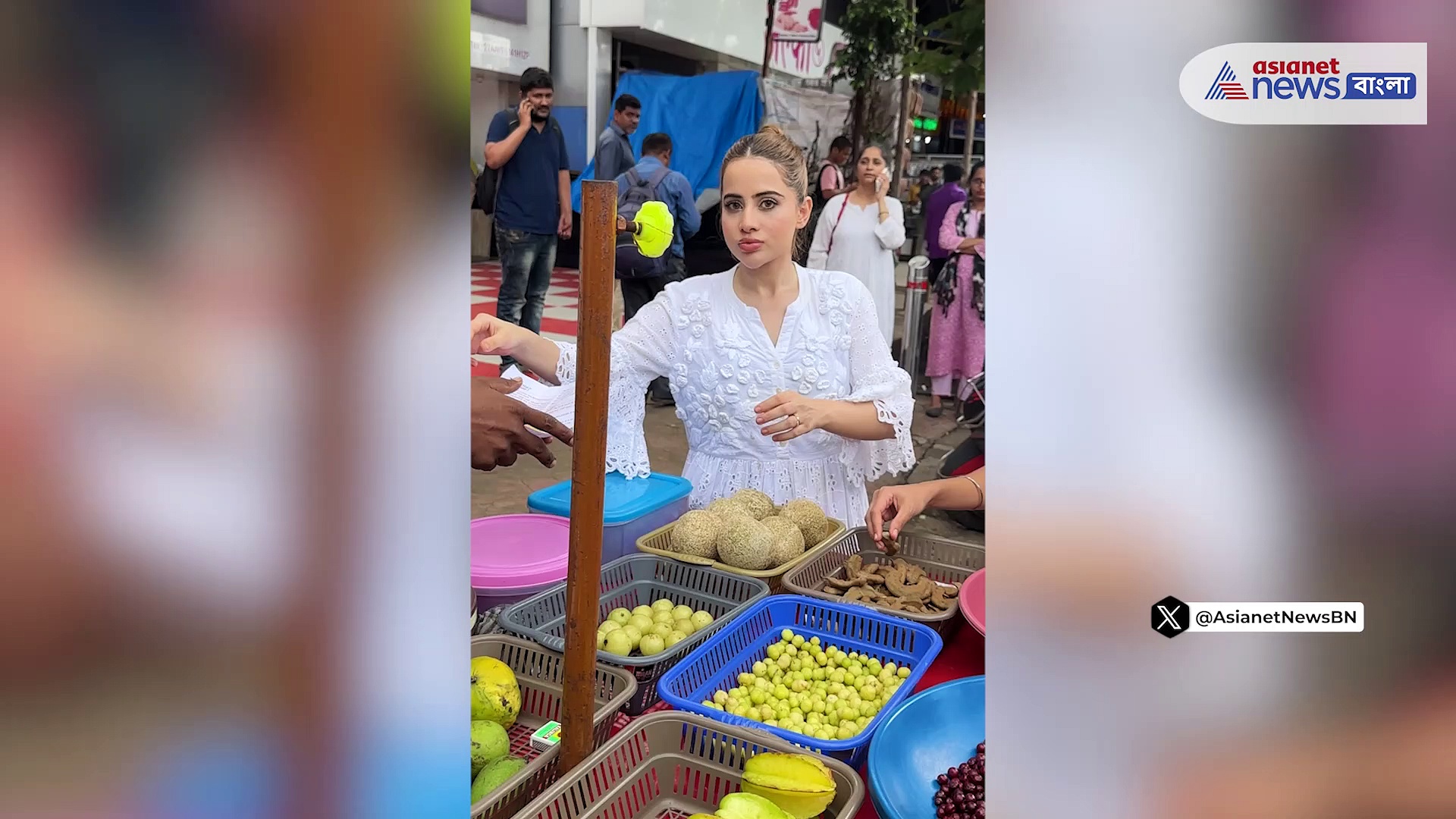 Uorfi Javed : চুড়িদার পরে জুহুর মার্কেটে উরফি, দেখুন বন্ধুর সঙ্গে কী কী খেলেন ?