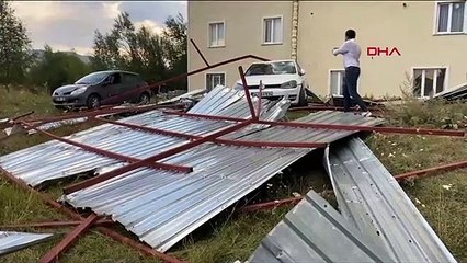 La tempête a fait exploser les toits de deux immeubles d'habitation à Ardahan