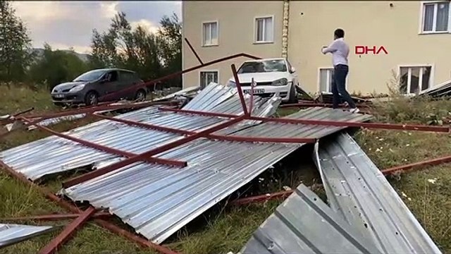 La tempête a fait exploser les toits de deux immeubles d'habitation à Ardahan