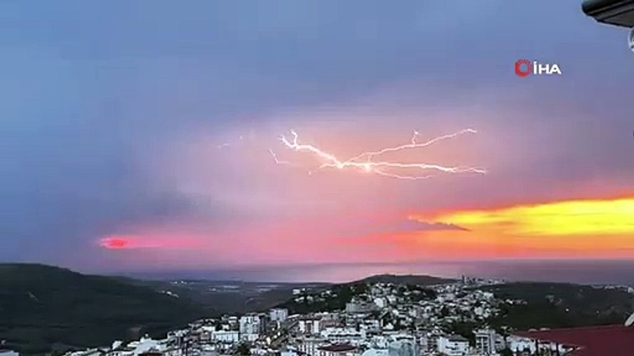 La foudre au coucher du soleil dans la baie d'Iskenderun a créé un festin visuel