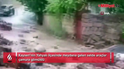 Kayseri’deki selde araçlar çamura gömüldü