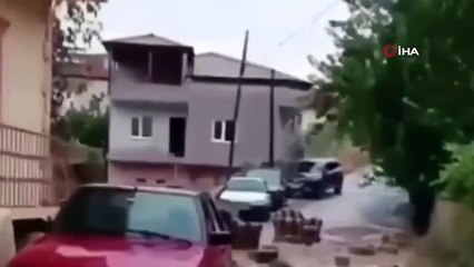 Des véhicules ont été ensevelis dans la boue lors de l'inondation survenue à Yahyalı.