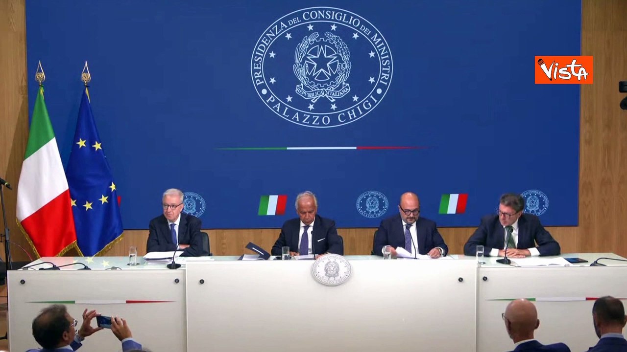 Giorgetti: "Fino a 2,2 miliardi per quota minoranza di Tim con poteri speciali"