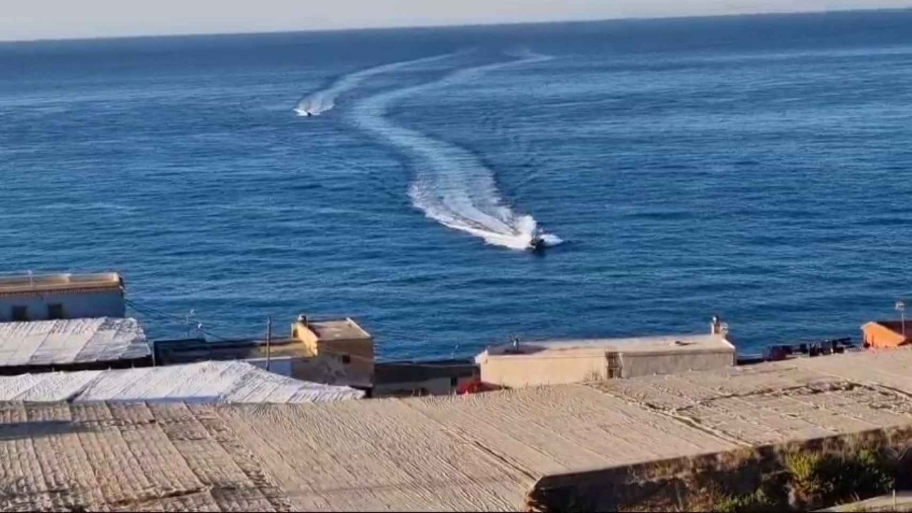 Dos narcholanchas cargadas con migrantes se acercan a las costas españolas.