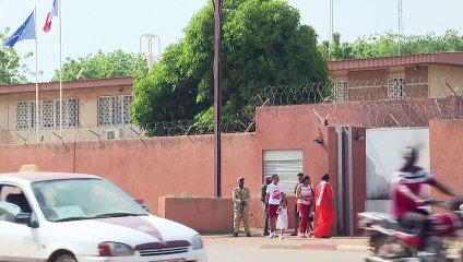 الاتحاد الأوروبي يؤكد "دعمه الكامل" لسفير فرنسا في النيجر في مواجهة العسكريين الانقلابيين