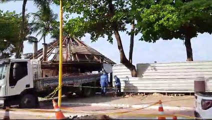 Demolição da barraca Carlito avança na orla de Maceió