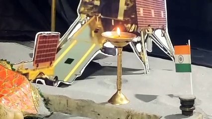 झांकियों में सजी मिशन चंद्रयान-3 की लैंडिंग