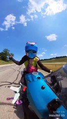 Les motocyclistes partagent des vers gommeux