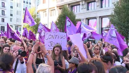 Feministas se manifiestan en Madrid en apoyo a Hermoso al grito de "no es un pico, es una agresión"