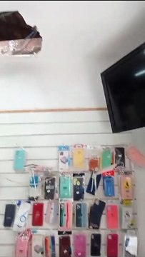 Homem destrói teto e “faz a limpa” em loja de celulares na Bahia