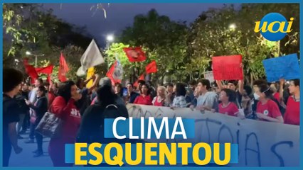 Télécharger la video: Bolsonaro em Minas: apoiadores e opositores discutem em praça