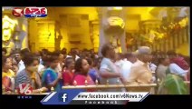 BRS Leaders Took 1000 People For VIP Darshan In Yadadri Temple _  V6 Teenmaar