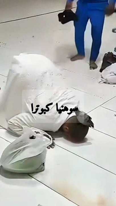 Viral Video of a Man's Calmful Prayer in Kaba with Pigeon Moving on His Body | Kabootr k sath Namaz