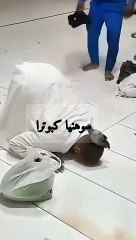Viral Video of a Man's Calmful Prayer in Kaba with Pigeon Moving on His Body | Kabootr k sath Namaz