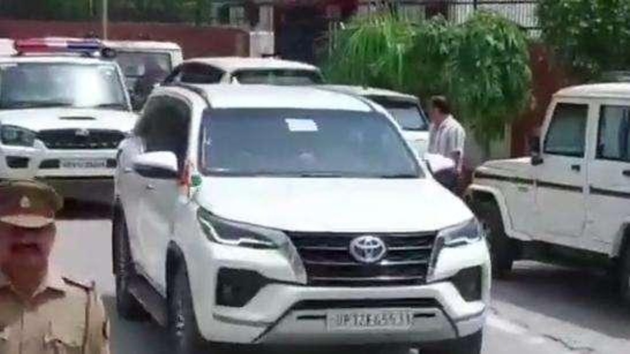 अलीगढ़: देखें किस मंत्री ने कहा स्वामी प्रसाद मौर्य का अस्पताल में इलाज कराए अखिलेश