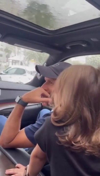 Shahid Afridi with her little daughter in car viral video