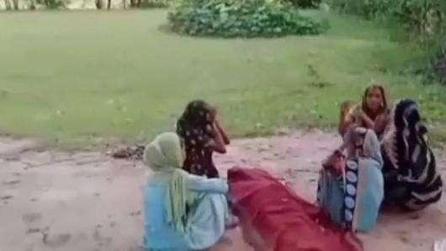 बदायूं: घर की दीवार ढहने से मलबे में दबकर महिला की मौत, मचा कोहराम