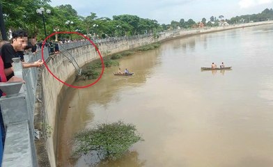 Ô tô rơi xuống sông, tài xế thoát chết