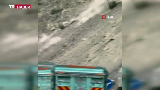 Artvin'de kara yolundaki heyelan kamerada