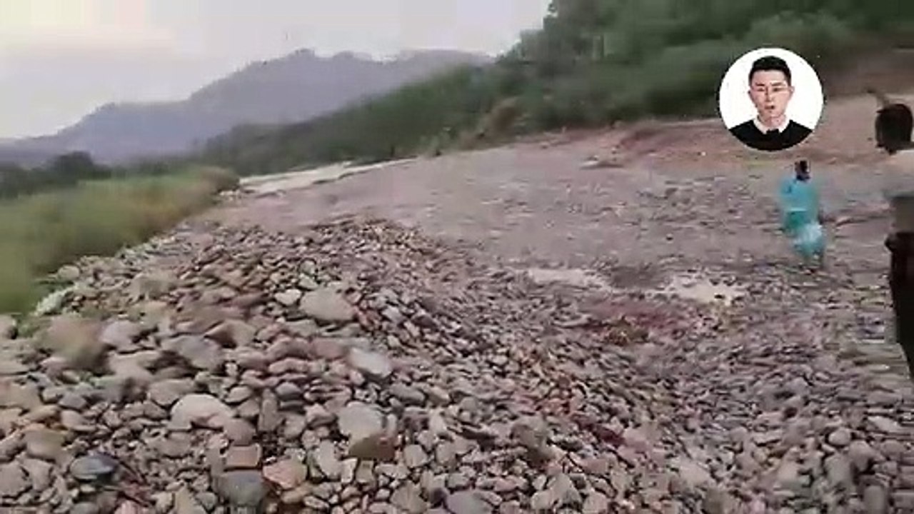 Người dân mong chờ lũ quét về