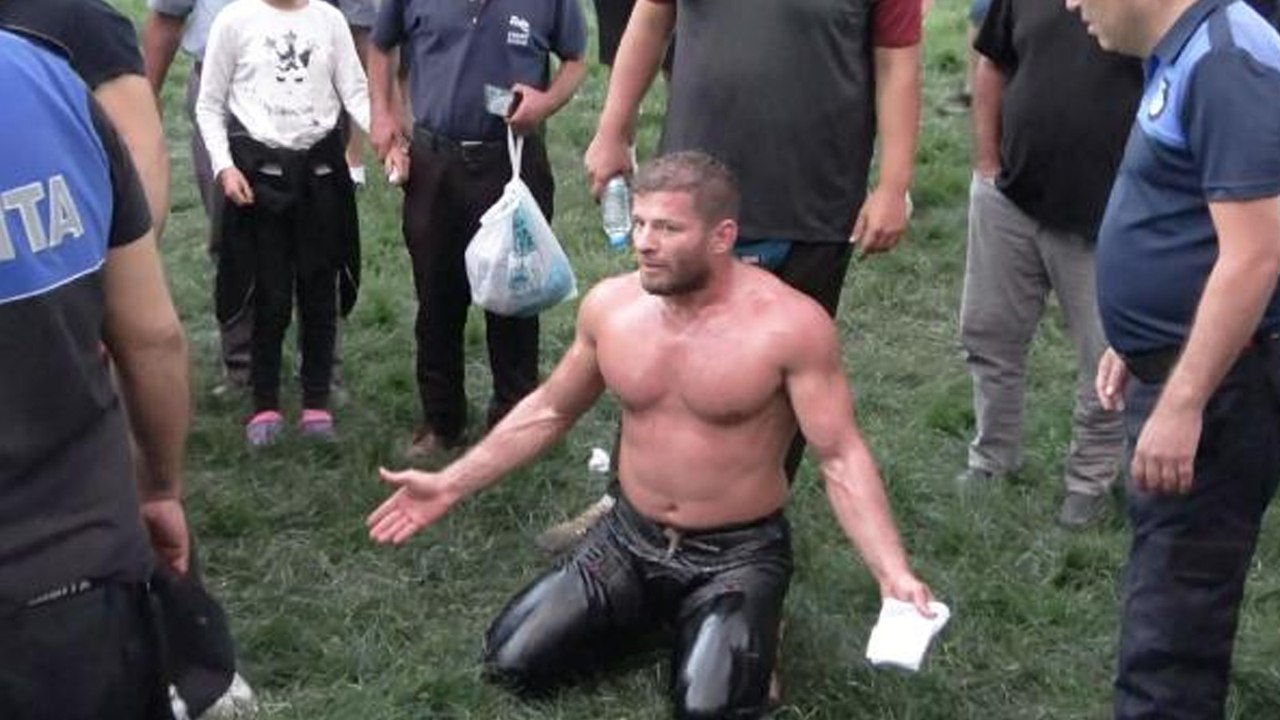 Başpehlivan Balaban, güreş biter bitmez fotoğraf çektirmek isteyen hayranıyla tartıştı