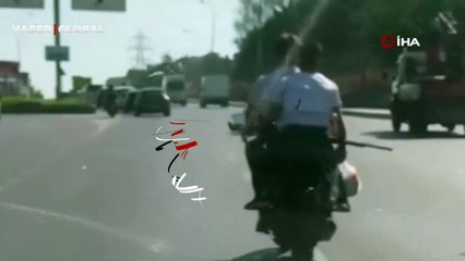 Skandal görüntüler! Trafikte uzun namlulu silahla ilerleyen motosiklet kamerada