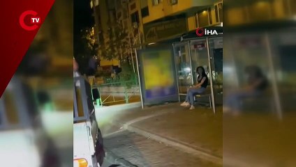 Otobüs durağında bekleyen kişiye yangın tüpü sıktılar