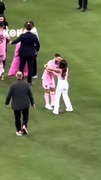 La femme de Leo Messi, Antonella, a confondu Jordi Alba avec son mari pendant une seconde #messi #InterMiami #alba