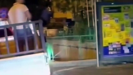 Otobüs durağında bekleyen kadının üzerine yangın tüpü sıktılar