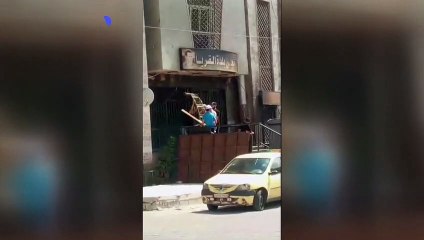 متظاهرون يزيلون صورة الرئيس السوري في محافظة السويداء