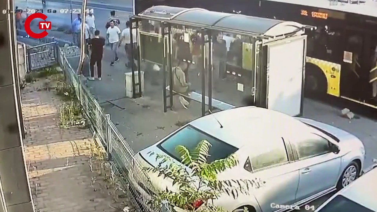 Bayrampaşa'da bıçaklı saldırgan dehşeti! Polis bacağından vurdu