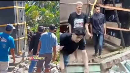Detik-detik Pagar Jembatan Dibongkar Demi Truk Sound System Bisa Lewat #Shorts