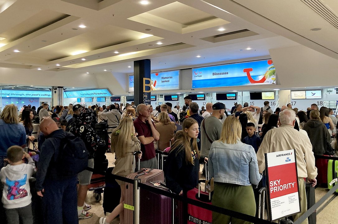 Video shows queues at UK airport after air traf...