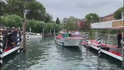 Mostra Cinema Venezia 2023, la madrina Caterina Murino sbarca al Lido - Video